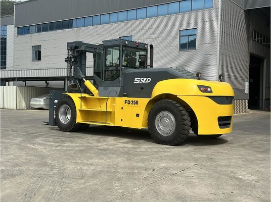 Yuchai veya  motoru ve 1800 mm çatal uzunluğu ile üst konteyner çatal kaldırıcı