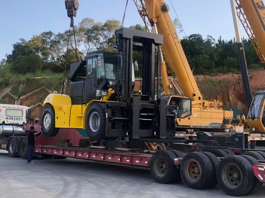 Liman Sahasında 20ft Konteynerleri Taşımak İçin 25 Ton Ağır Hizmet Forklifti