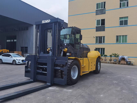 Çok yönlü Ağır yükler için ağır kaldırma forklift 15000kgs nominal yük Eğim açısı 45-90 derece Mast kaldırma yüksekliği 3000mm