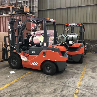 4 Yönlü Yönlü Güç Kaydırma 2.5T Benzinli LPG Forklift Yükleyici
